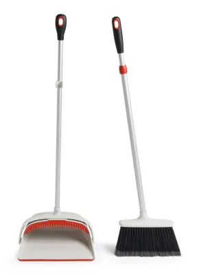 Набор для подметания OXO Good Grips: веник и совок, алюминий и пластик