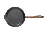 Круглая сковорода Skeppshult Walnut 24 см, чугун, ручка из ореха, для мяса, рыбы и гренок, для индукции — фото 1
