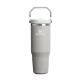 Термокружка Stanley IceFlow Flip Straw 890 мл с трубочкой и складной ручкой, для холодных напитков, серая Ash — фото 1