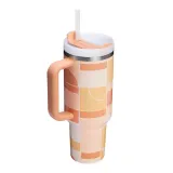 Термокружка Stanley Quencher H2.O FlowState 1,18 л с трубочкой и ручкой, лимитированная версия, Apricot Court Geo оранжевая — фото 2