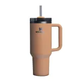 Термокружка Stanley Quencher H2.O FlowState 1,18 л с поворотной крышкой и трубочкой, Camel коричневая — фото 1