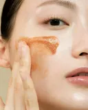Сахарный скраб для лица Dear, Klairs Gentle Black Sugar Facial Polish мягкий, для гладкости и сияния, 110 г — фото 4