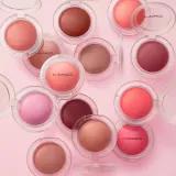 MAC Cosmetics Glow Play Blush - Розовый хайлатер для скул, 7 г, оттенок So Natural — фото 6