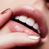 MAC Cosmetics Lipglass - Блеск для губ, 3 мл, оттенок Oyester Girl — фото 3