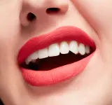 MAC Cosmetics Locked Kiss Ink 24HR Lipcolour - Долговременная матовая помадка в жидкой форме, 4 мл, оттенок Gracious — фото 3
