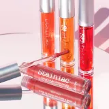 theBalm Stainiac Lip And Cheek Stain - Многофункциональный косметический продукт для макияжа губ и щек оттенок Prom Queen, 4 ml — фото 3