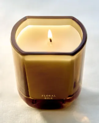Zara Home Свеча ароматическая Floral Silk 220 г, растительный воск, аромат цветочный, Розовый