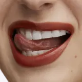 MAC Cosmetics Lustreglass Sheer-Shine Lipstick - Блестящая помада, 3 г, оттенок PDA — фото 4