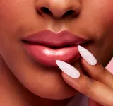 MAC Cosmetics Lustreglass Sheer-Shine Lipstick - Блестящая помада, 3 г, оттенок See Sheer — фото 3