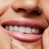MAC Cosmetics Frost Lipstick - Помада для губ с блестящим перламутровым эффектом, 3 г, оттенок Angel — фото 3