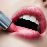 MAC Cosmetics Frost Lipstick - Помада для губ с блестящим перламутровым эффектом, 3 г, оттенок Bombshell — фото 3