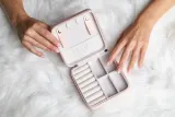 Шкатулка для украшений Notino Classy Collection Jewellery box пудрово-розовая, компактная, на молнии, 12,5 × 5 × 12,5 см Peach — фото 8
