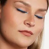 Карандаш для глаз ZOEVA Velvet Love Eyeliner Pencil зелёный с блеском, оттенок Metallic Marine Blue — фото 2