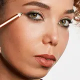 Карандаш для глаз ZOEVA Velvet Love Eyeliner Pencil зелёный с блеском, оттенок Metallic Khaki — фото 3