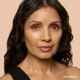 Bobbi Brown Weightless Skin Foundation SPF 15 Mini - Долговременное матирующее тональное средство с увлажняющим эффектом, 13 мл, оттенок Warm Natural — фото 3