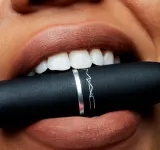 MAC Cosmetics Powder Kiss Lipstick - Матовая помада, 3 г, оттенок Impulsive — фото 3