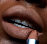 MAC Cosmetics Powder Kiss Lipstick - Матовая помада, 3 г, оттенок Impulsive — фото 5