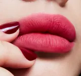 MAC Cosmetics Powder Kiss Lipstick - Матовая помада, 3 г, оттенок Fall in Love — фото 2