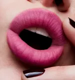 MAC Cosmetics Powder Kiss Lipstick - Матовая помада, 3 г, оттенок Velvet Punch — фото 4