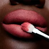 MAC Cosmetics Powder Kiss Lipstick - Матовая помада, 3 г, оттенок Little Tamed — фото 3