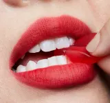 MAC Cosmetics Powder Kiss Lipstick - Матовая помада, 3 г, оттенок Lasting Passion — фото 3