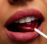 MAC Cosmetics Powder Kiss Lipstick - Матовая помада, 3 г, оттенок Stay Curious — фото 3