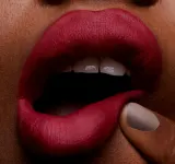 MAC Cosmetics Powder Kiss Lipstick - Матовая помада, 3 г, оттенок Werk, Werk, Werk — фото 4