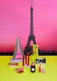Makeup Revolution X Emily In Paris - Розовый хайлайтер в порошке с металлическим блеском, 12 г — фото 3