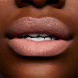 MAC Cosmetics Powder Kiss Liquid Lipcolour - Матовая жидкая помада, 5 мл, оттенок Date-Maker — фото 2