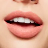 MAC Cosmetics Powder Kiss Liquid Lipcolour - Матовая жидкая помада, 5 мл, оттенок Date-Maker — фото 3