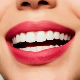 MAC Cosmetics Powder Kiss Liquid Lipcolour - Матовая жидкая помада, 5 мл, оттенок Billion $ Smile — фото 3