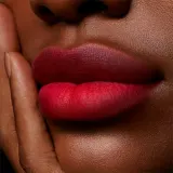 MAC Cosmetics Powder Kiss Liquid Lipcolour - Матовая жидкая помада, 5 мл, оттенок M·A·Csmash — фото 2