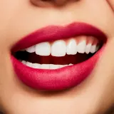 MAC Cosmetics Powder Kiss Liquid Lipcolour - Матовая жидкая помада, 5 мл, оттенок Make it Fashun! — фото 3