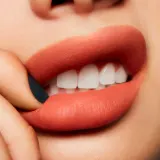 MAC Cosmetics Powder Kiss Liquid Lipcolour - Матовая жидкая помада, 5 мл, оттенок Sorry not Sorry — фото 3