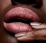 MAC Cosmetics Retro Matte Liquid Lipcolour - Матовая жидкая помада, 5 мл, оттенок Gemz & Roses — фото 3