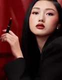 MAC Cosmetics Powder Kiss Velvet Blur Slim Stick - Матовая увлажняющая помада, 2 г, оттенок Peppery Pink — фото 7