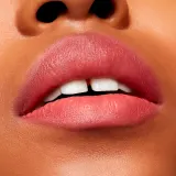 MAC Cosmetics Powder Kiss Velvet Blur Slim Stick - Матовая увлажняющая помада, 2 г, оттенок Sheer Outrage — фото 5