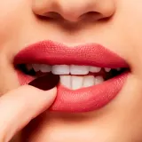 MAC Cosmetics Powder Kiss Velvet Blur Slim Stick - Матовая увлажняющая помада, 2 г, оттенок Stay Curious — фото 3