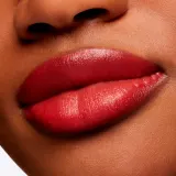 MAC Cosmetics Powder Kiss Velvet Blur Slim Stick - Матовая увлажняющая помада, 2 г, оттенок Devoted To Chili — фото 4
