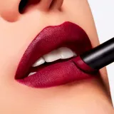 MAC Cosmetics Powder Kiss Velvet Blur Slim Stick - Матовая увлажняющая помада, 2 г, оттенок Wild Rebel — фото 3