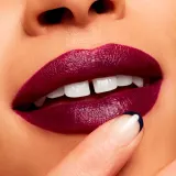 MAC Cosmetics Powder Kiss Velvet Blur Slim Stick - Матовая увлажняющая помада, 2 г, оттенок Wild Rebel — фото 5