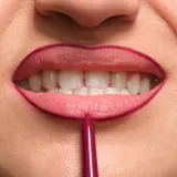 3INA The Automatic Lip Pencil - Карандаш для губ, 0.35 г, оттенок 390 - Dark Plum — фото 2