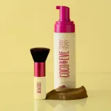 Coco & Eve Sunny Honey Deluxe Vegan Kabuki Brush - Кисть кабуки для тела и лица, 1 шт — фото 3