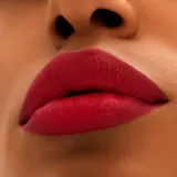 MAC Cosmetics Locked Kiss 24h Lipstick - Трендовая помада с матовым эффектом, 1.8 г, оттенок Ruby True — фото 3
