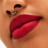 MAC Cosmetics Locked Kiss 24h Lipstick - Трендовая помада с матовым эффектом, 1.8 г, оттенок Ruby True — фото 4