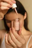 Lumene Invisible Illumination Instant Illuminizer - Розовый хайлайтер для лица и области вокруг глаз, 15 мл, оттенок Rosy Dawn — фото 3