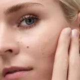 Catrice Glam In Gold Hydrating Primer - Увлажняющая база под макияж с 24-каратным золотом, 30 мл, оттенок 010 Oh My Goldness — фото 3