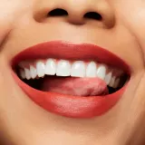 MAC Cosmetics Chili's Crew Lustreglass Lipstick - Увлажняющая блестящая помада, 3 г, оттенок Chili Popper — фото 4