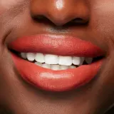 MAC Cosmetics Chili's Crew Lustreglass Lipstick - Увлажняющая блестящая помада, 3 г, оттенок Chili Popper — фото 5