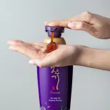 DAENG GI MEO RI Jin Gi Premium Vitalizing Shampoo - Регенерирующий шампунь для очень поврежденных волос, стимулирующий их рост, 500 мл — фото 5